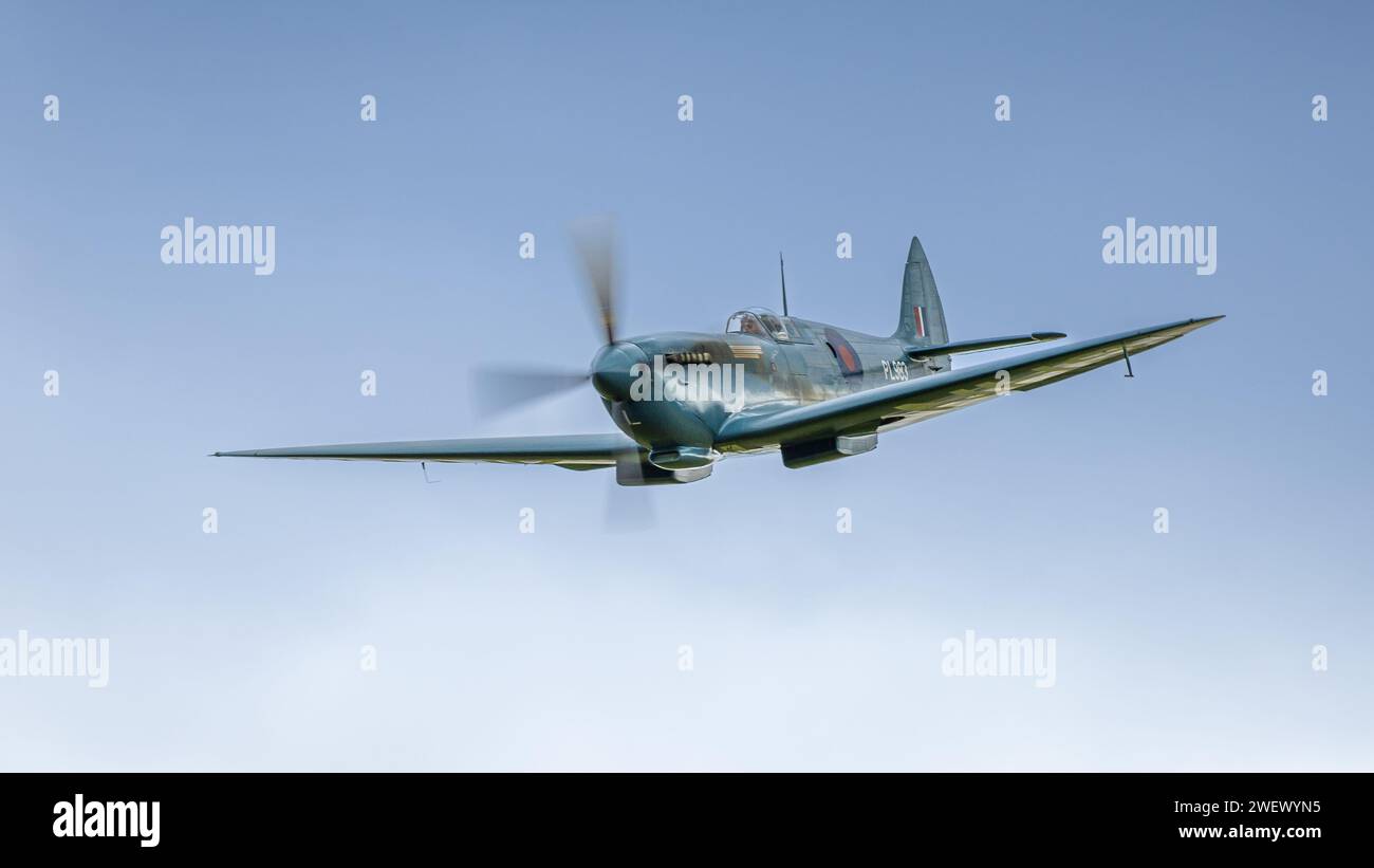 Old Warden, Regno Unito - 2 ottobre 2022: Un aereo da caccia britannico Spitfire della seconda guerra mondiale, in volo da vicino Foto Stock
