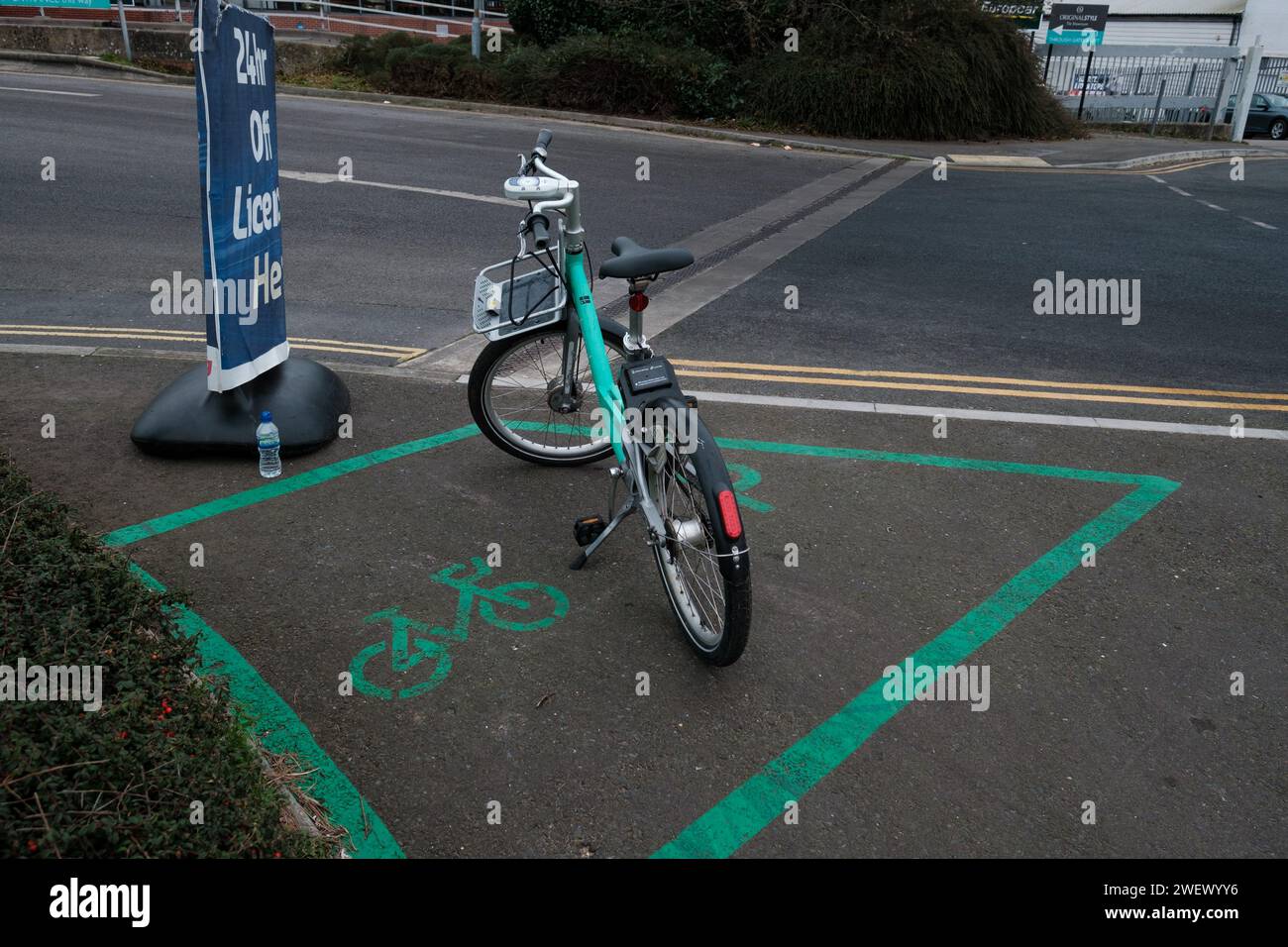 Una e-bike Beryl parcheggiata in una baia segnata a Wallisdown Road Bournemouth, Inghilterra. Sistema di trasporto ecologico a Bournemouth, Dorset. Foto Stock