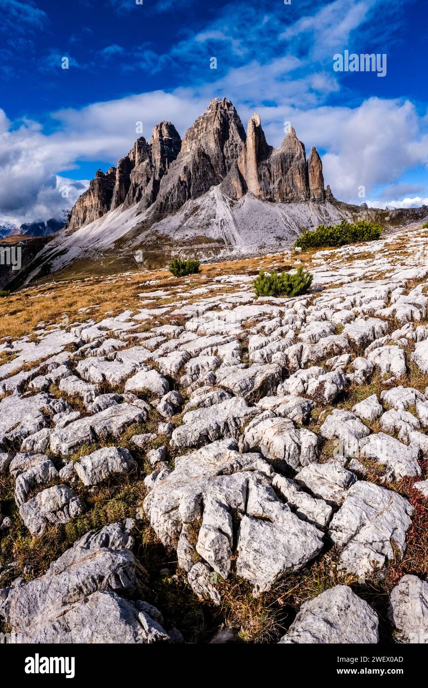 Punto focale della formazione rocciosa tre Cime di Lavaredo, vista dalla cima della quota 2386 nel Parco Nazionale delle tre Cime, in autunno. Foto Stock