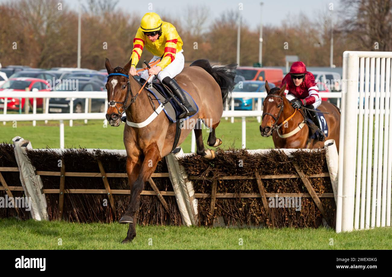 Doncaster Racecourse, Doncaster, Regno Unito, sabato 27 gennaio 2024; Geromino e il fantino Charlie Maggs vincono la gara di ostacoli SBK handicap per l'allenatore Donald McCain e il proprietario sig. G. E. Fitzpatrick. Credito immagini equine JTW / Alamy Live News Foto Stock