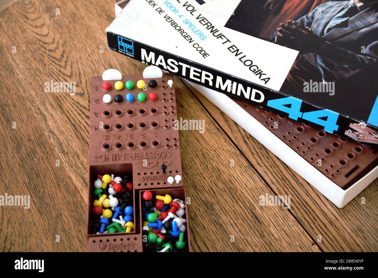 Mastermind 44 gioco da tavolo per rompere il codice di strategia. Gioco per tutta la famiglia retrò. Master Mind assomiglia a un precedente gioco di carte e matite chiamato Bulls Foto stock