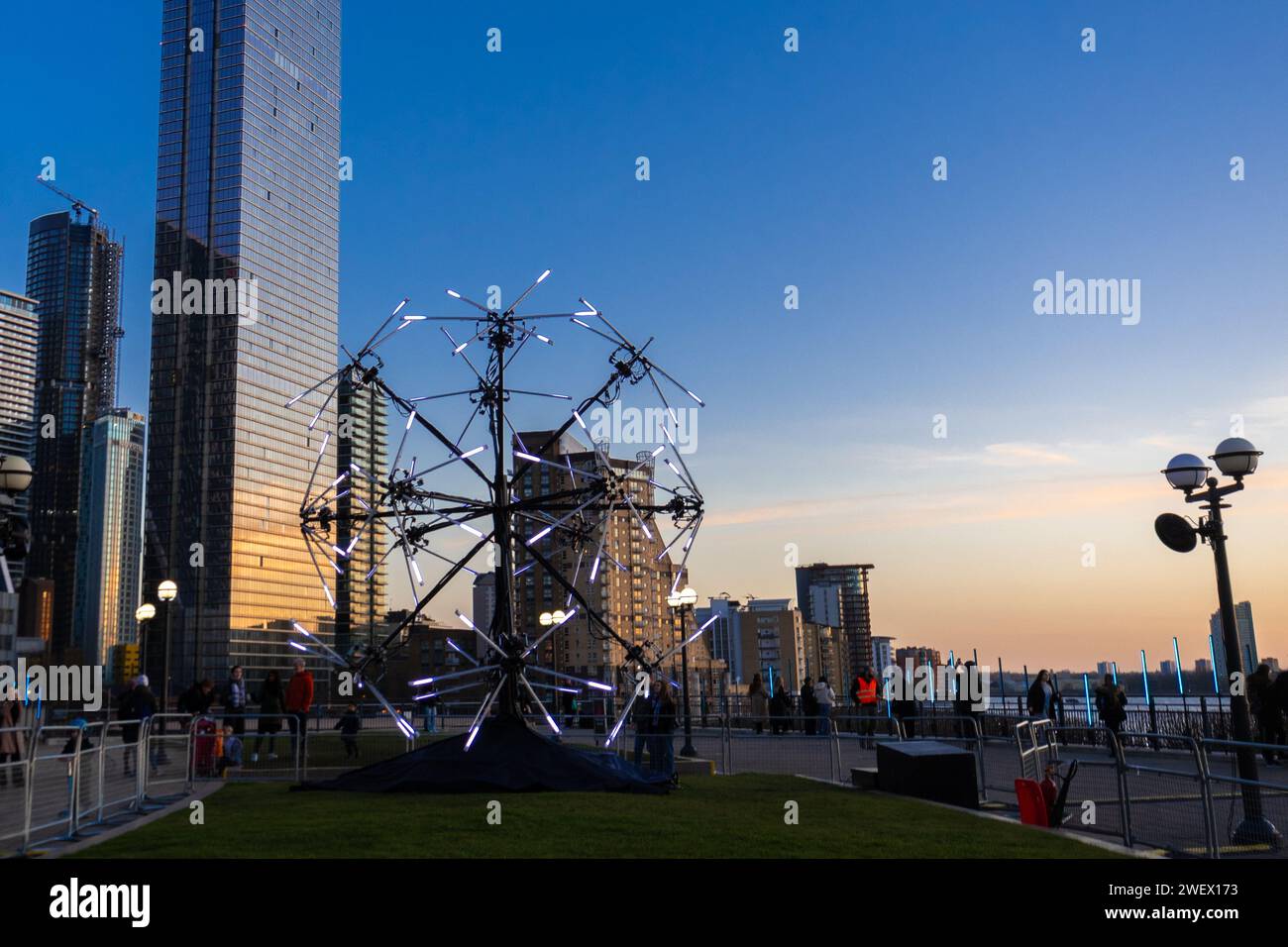 Canary Wharf Winter Lights, 26 gennaio 2024, il popolare Festival annuale delle luci invernali di Canary Wharf prenderà parte a Londra dal 17 al 27 gennaio 2024, con 13 colorate installazioni luminose da vedere. Nella foto: Neuron di Juan Fuentes a Canary Riverside. Foto Stock