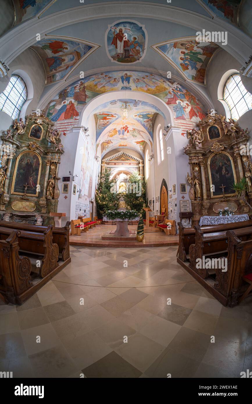 Chiesa cattolica a Mariagyud, Ungheria, presa con lente fisheye Foto Stock