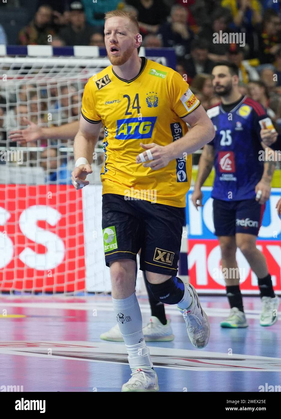 Jim Gottfridsson, svedese, durante la partita di pallamano maschile EHF Euro 2024, semiFinals tra Francia e Svezia il 26 gennaio 2024 alla Lanxess-Arena di Colonia, Germania Foto Stock