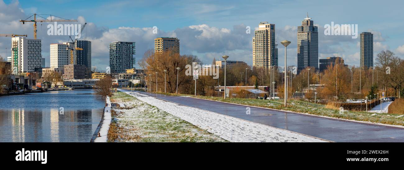 Skyline di Amsterdam Oost, vista del canale Weespertrekvaart e moderni edifici per uffici nel quartiere Omval Foto Stock