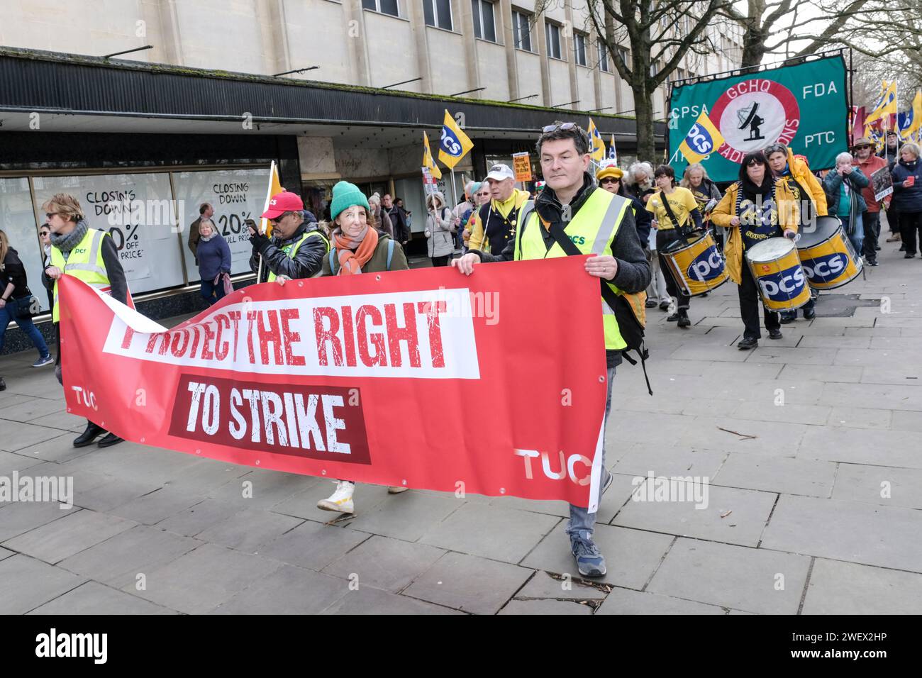 Cheltenham, Regno Unito. 27 gennaio 2024. I membri sindacali di tutto il Regno Unito protestano contro i piani antidemocratici dei governi Tory per limitare il diritto di sciopero. Incontrati ai Montpelier Gardens e poi marciano verso Pittville Park. Cheltenham è stata scelta a causa della soppressione da parte del governo Thatcher del diritto dei lavoratori locali del GCHQ di aderire a un sindacato 40 anni fa. Dopo molte proteste il governo laburista entrante del 1997 ha abrogato il divieto. Crediti: JMF News/Alamy Live News Foto Stock