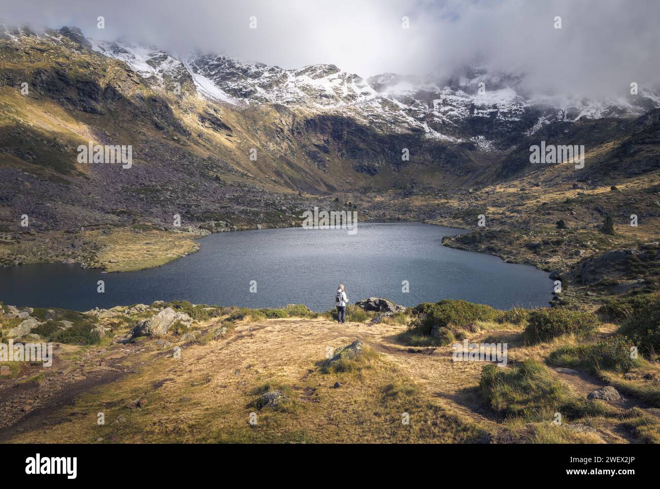 Viaggio di una donna attraverso sentieri tranquilli ai laghi di Tristaina, Andorra Foto Stock