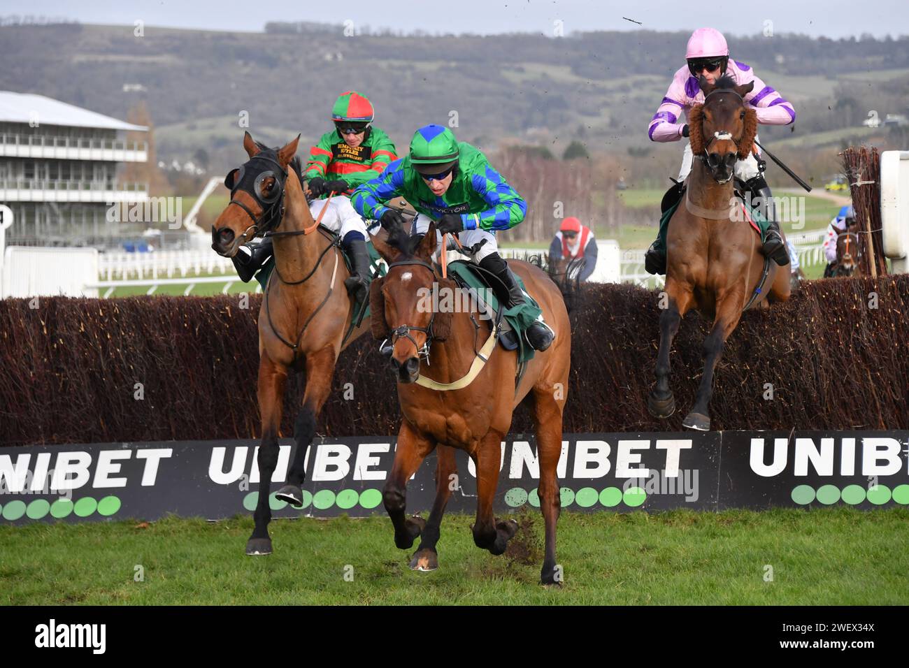 Cheltenham, Regno Unito. 27 gennaio 2024. Cheltenham Racecource, Regno Unito. GA Law, con Gavin Sheehan in sella, si allontana dall'ultima recinzione davanti a il Ridoto (berretto rosa) e Lounge Lizard (berretto verde/rosso) prima di vincere il 13,15 a Cheltenham. Crediti fotografici: Paul Blake/Alamy Sports News Foto Stock