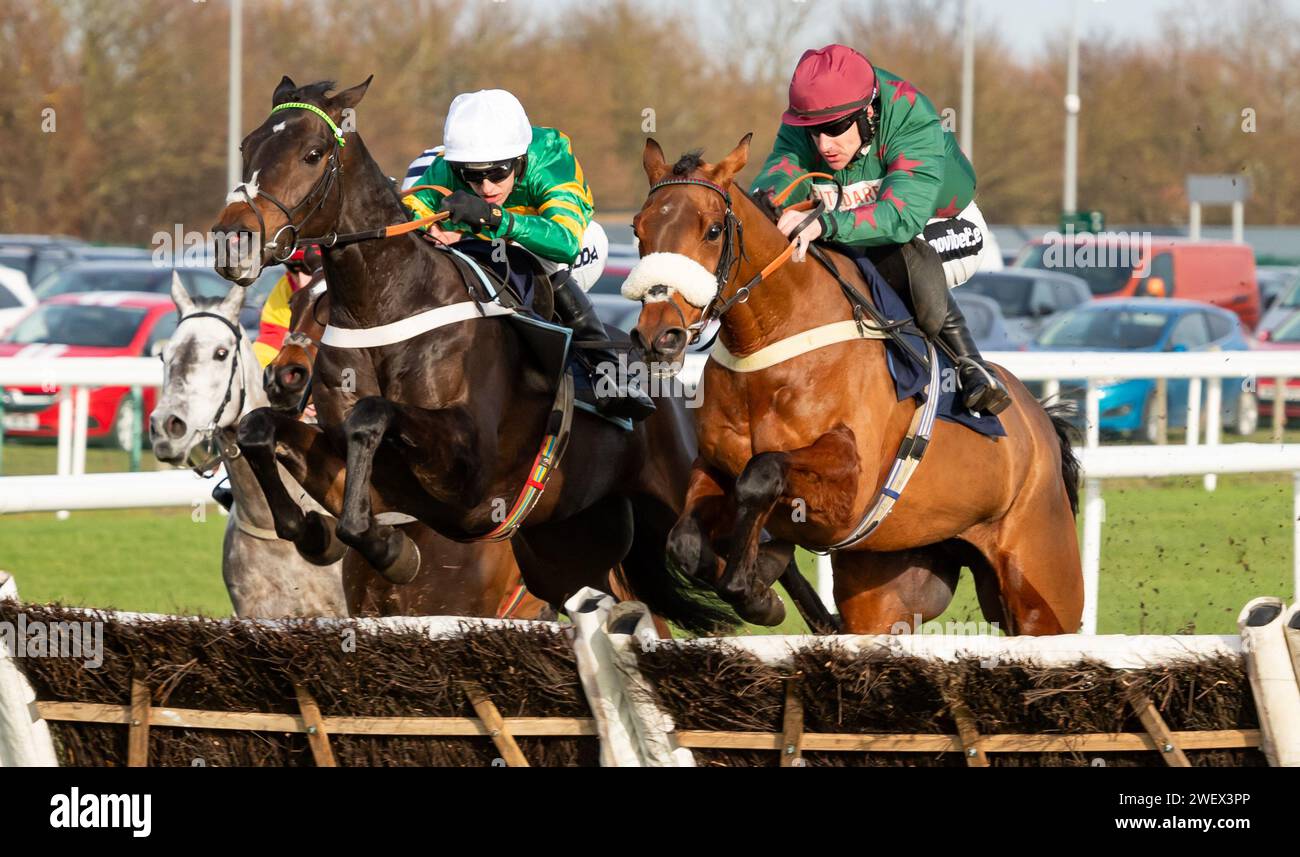 Doncaster Racecourse, Doncaster, Regno Unito, sabato 27 gennaio 2024; Jeriko Du Reponet e il fantino Mark Walsh vincono l'hurdle SBK Supreme Trial Rossington Main Novices' (grado 2) per l'allenatore Nicky Henderson e il proprietario Mr J.P. McManus. Credito immagini equine JTW / Alamy Live News Foto Stock