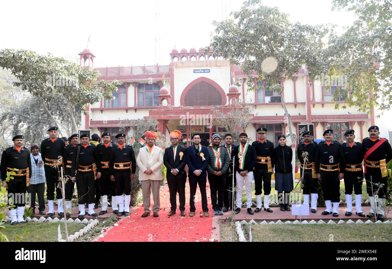 Bikaner, India. 26 gennaio 2024. Bandiera issata al Bharat Petroleum Corporation Limited Bikaner Territory da Puneesh Kumar SOTI Territory Managerdurante la celebrazione del 75° giorno della Repubblica. (Foto di Dinesh Gupta/Pacific Press) credito: Pacific Press Media Production Corp./Alamy Live News Foto Stock