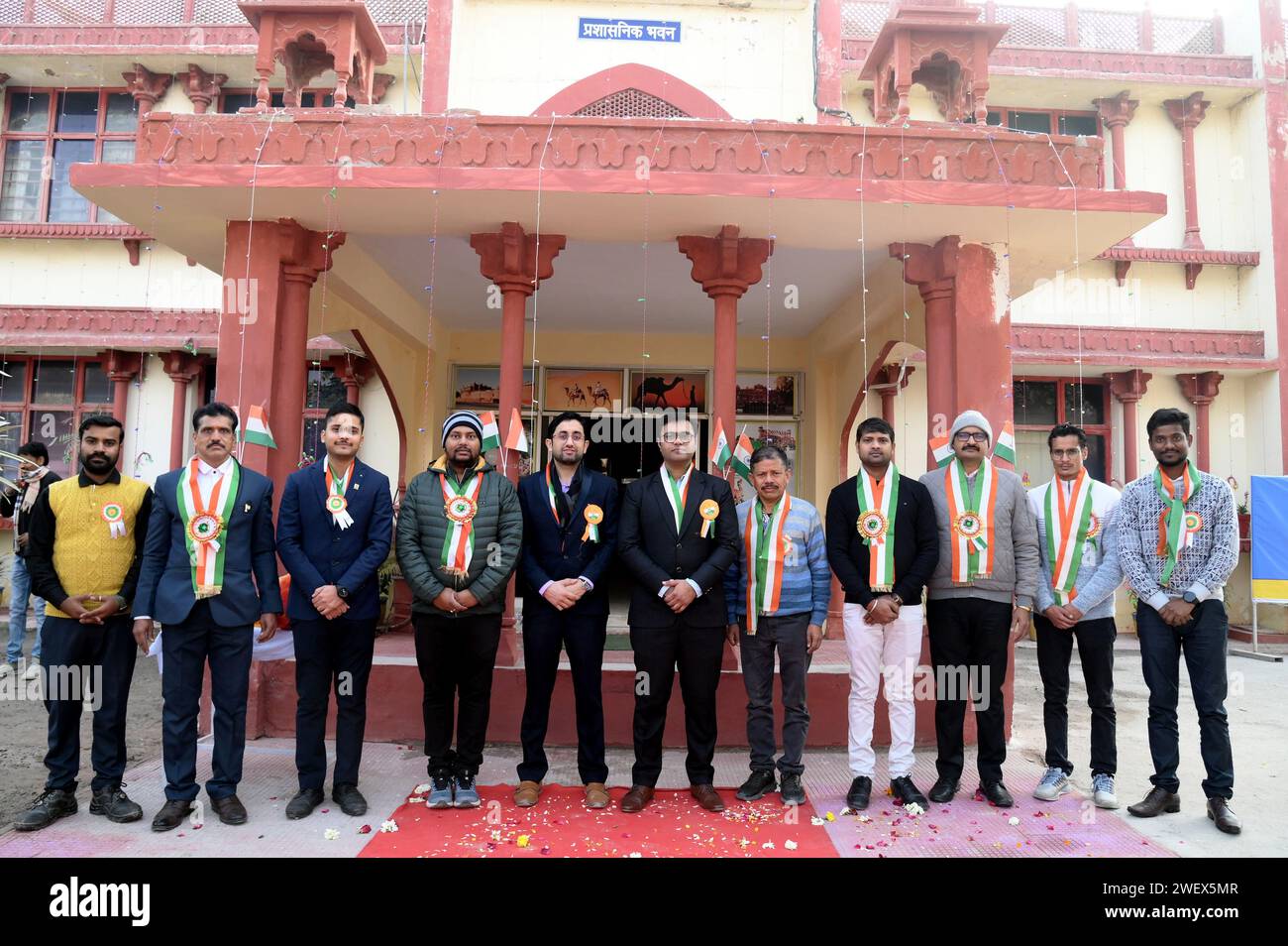 Bikaner, Rajasthan, India. 26 gennaio 2024. Bandiera issata al Bharat Petroleum Corporation Limited Bikaner Territory da Puneesh Kumar SOTI Territory Managerdurante la celebrazione del 75° giorno della Repubblica. (Immagine di credito: © Dinesh Gupta/Pacific Press via ZUMA Press Wire) SOLO USO EDITORIALE! Non per USO commerciale! Foto Stock