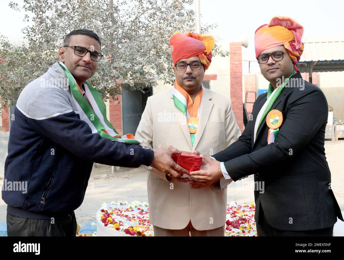 Bikaner, Rajasthan, India. 26 gennaio 2024. Bandiera issata al Bharat Petroleum Corporation Limited Bikaner Territory da Puneesh Kumar SOTI Territory Managerdurante la celebrazione del 75° giorno della Repubblica. (Immagine di credito: © Dinesh Gupta/Pacific Press via ZUMA Press Wire) SOLO USO EDITORIALE! Non per USO commerciale! Foto Stock