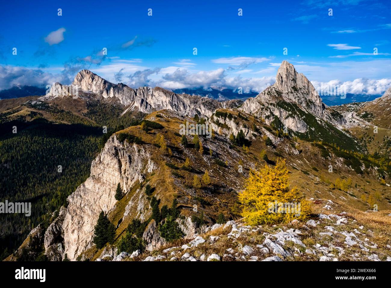 Vista da una cima senza nome sopra il passo Falzarego in autunno, Pico Settsass e cima Settsass a sinistra, Hexenstein a destra in lontananza. Cortina d Ampezzo Foto Stock