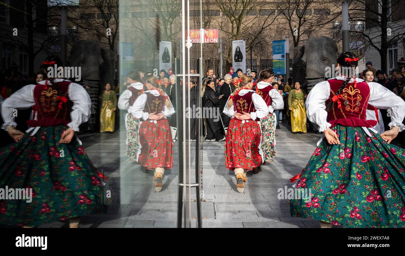 Londra, Regno Unito. 27 gennaio 2024. Un elefante della troupe Colourful Elephant Festival incontra i ballerini alla Frost Fair di Sumner Street, Bankside, un'interpretazione moderna delle storiche «Fiere di ghiaccio» che si sono svolte tra il 1605 e il 1814 circa, quando la superficie del Tamigi si è congelata oltre 24 volte, portando il commercio a un punto morto. Crediti: Stephen Chung / Alamy Live News Foto Stock