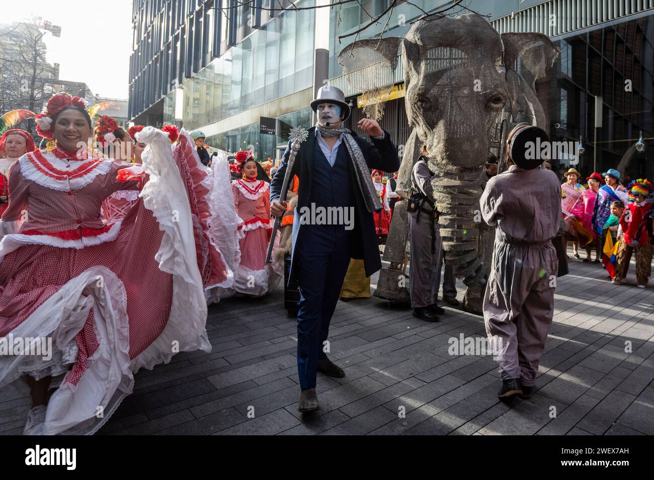 Londra, Regno Unito. 27 gennaio 2024. Un elefante della troupe Colourful Elephant Festival incontra i ballerini alla Frost Fair di Sumner Street, Bankside, un'interpretazione moderna delle storiche «Fiere di ghiaccio» che si sono svolte tra il 1605 e il 1814 circa, quando la superficie del Tamigi si è congelata oltre 24 volte, portando il commercio a un punto morto. Crediti: Stephen Chung / Alamy Live News Foto Stock