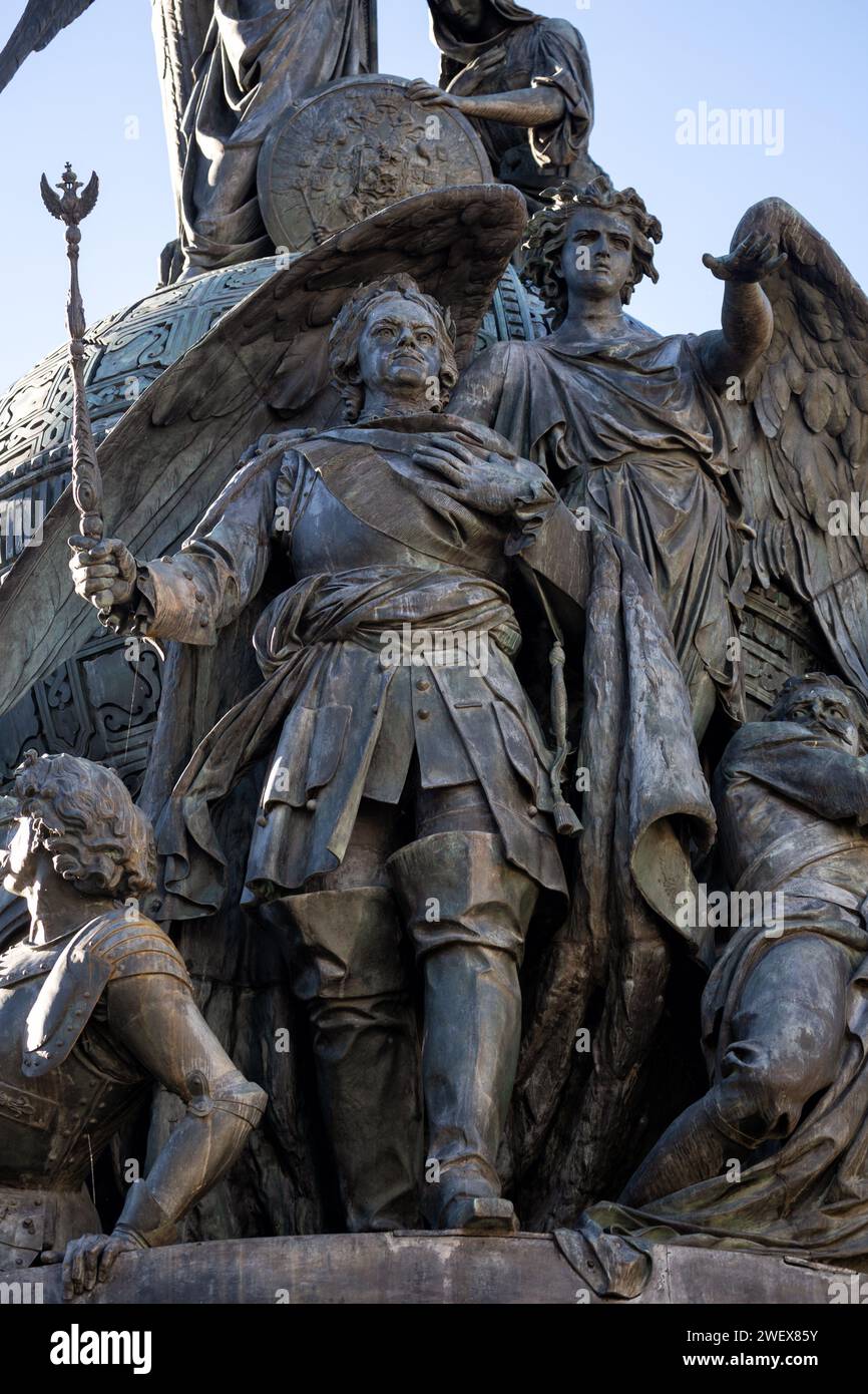 Monumento Millennium of Russia, eretto nel 1862 sul territorio del Cremlino di Veliky Novgorod. Un frammento raffigurante l'imperatore Pietro il grande e un ang Foto Stock