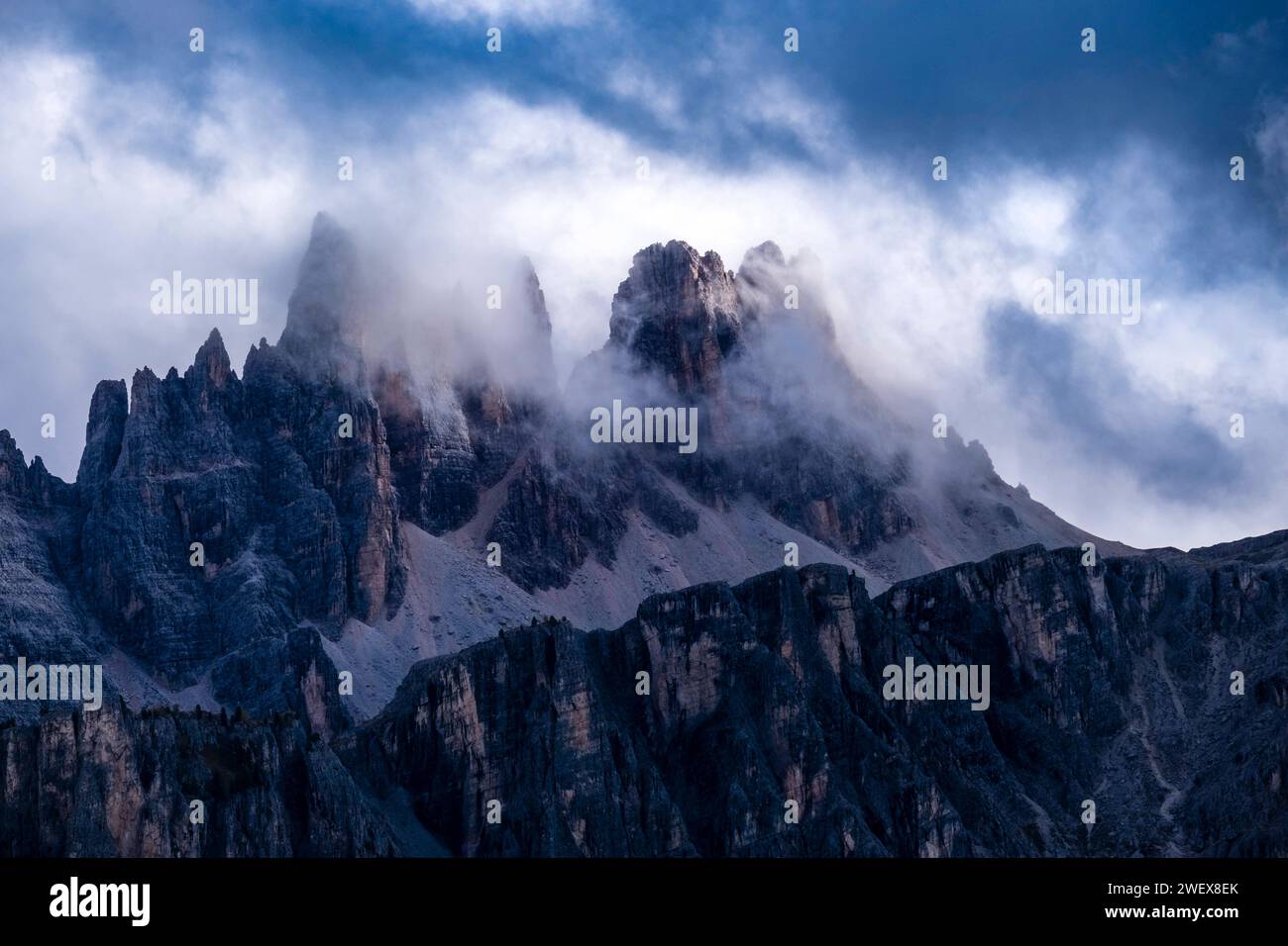 Scogliere rocciose e creste sovrastano la cima Ambrizzola, parzialmente ricoperta da nuvole dopo una doccia a pioggia. Cortina d Ampezzo Veneto Italia FB 2023 3154 Foto Stock