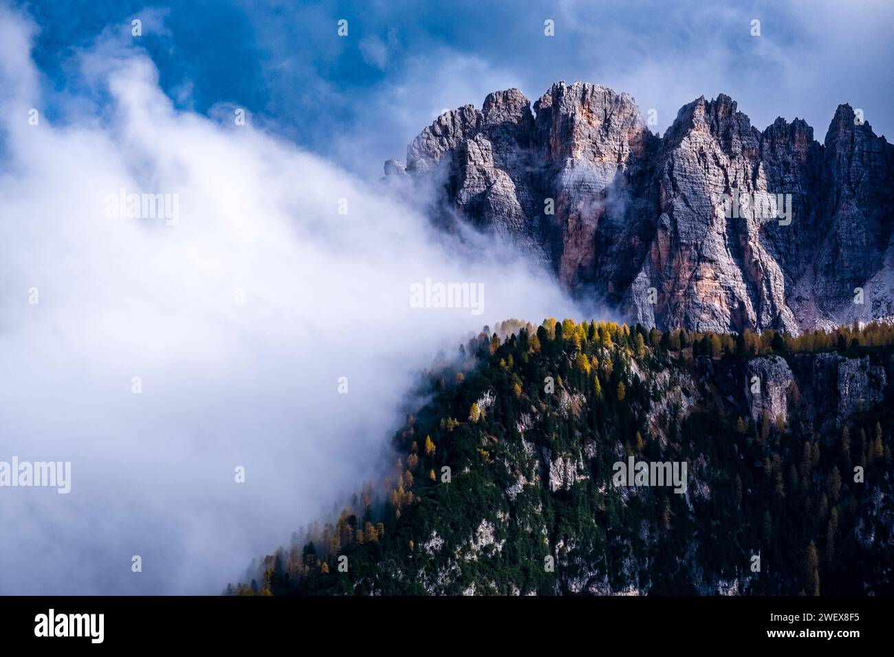 Scogliere rocciose e creste sovrastano la cima Ambrizzola, parzialmente ricoperta da nuvole dopo una doccia a pioggia. Cortina d Ampezzo Veneto Italia FB 2023 3153 Foto Stock