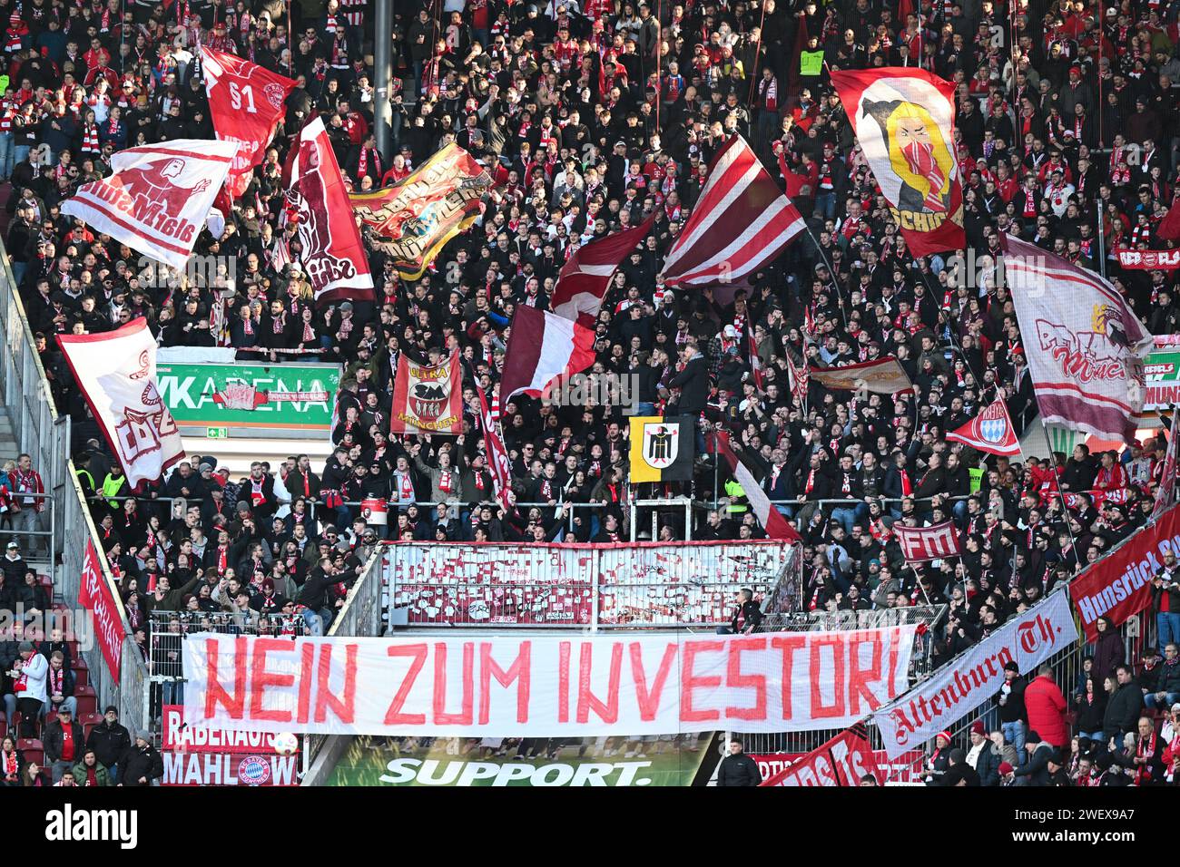 Augusta, Germania. 27 gennaio 2024. Calcio: Bundesliga, FC Augsburg - Bayern Monaco, giorno 19 nella WWK Arena, i tifosi di Monaco si trovano sugli spalti prima della partita con un poster con la scritta "No all'investitore!". NOTA IMPORTANTE: In conformità alle norme della DFL German Football League e della DFB German Football Association, è vietato sfruttare o far sfruttare fotografie scattate nello stadio e/o della partita sotto forma di immagini sequenziali e/o di serie di foto simili a video. Crediti: Sven Hoppe/dpa/Alamy Live News Foto Stock