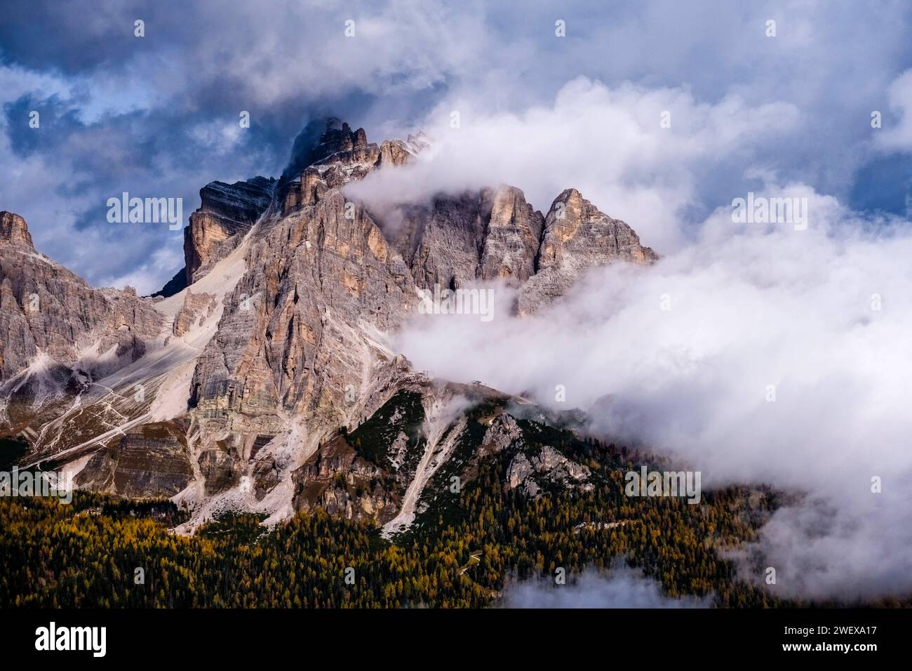 Scogliere e sommità della formazione rocciosa Tofana di mezzo, parzialmente ricoperte di nuvole in autunno. Cortina d Ampezzo Veneto Italia FB 2023 3418 Foto Stock