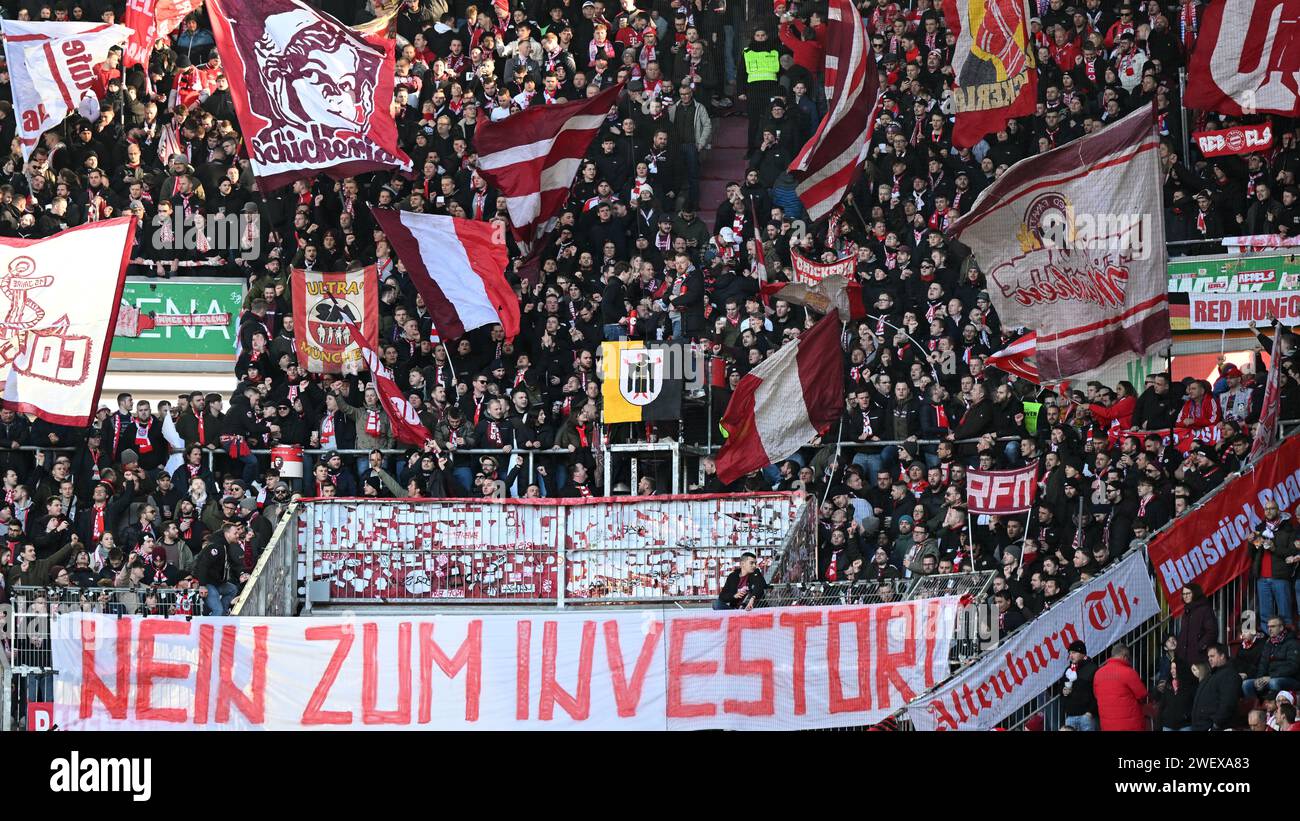 Augusta, Germania. 27 gennaio 2024. Calcio: Bundesliga, FC Augsburg - Bayern Monaco, giorno 19 nella WWK Arena, i tifosi di Monaco si trovano sugli spalti prima della partita con un poster con la scritta "No all'investitore!". NOTA IMPORTANTE: In conformità alle norme della DFL German Football League e della DFB German Football Association, è vietato sfruttare o far sfruttare fotografie scattate nello stadio e/o della partita sotto forma di immagini sequenziali e/o di serie di foto simili a video. Crediti: Sven Hoppe/dpa/Alamy Live News Foto Stock