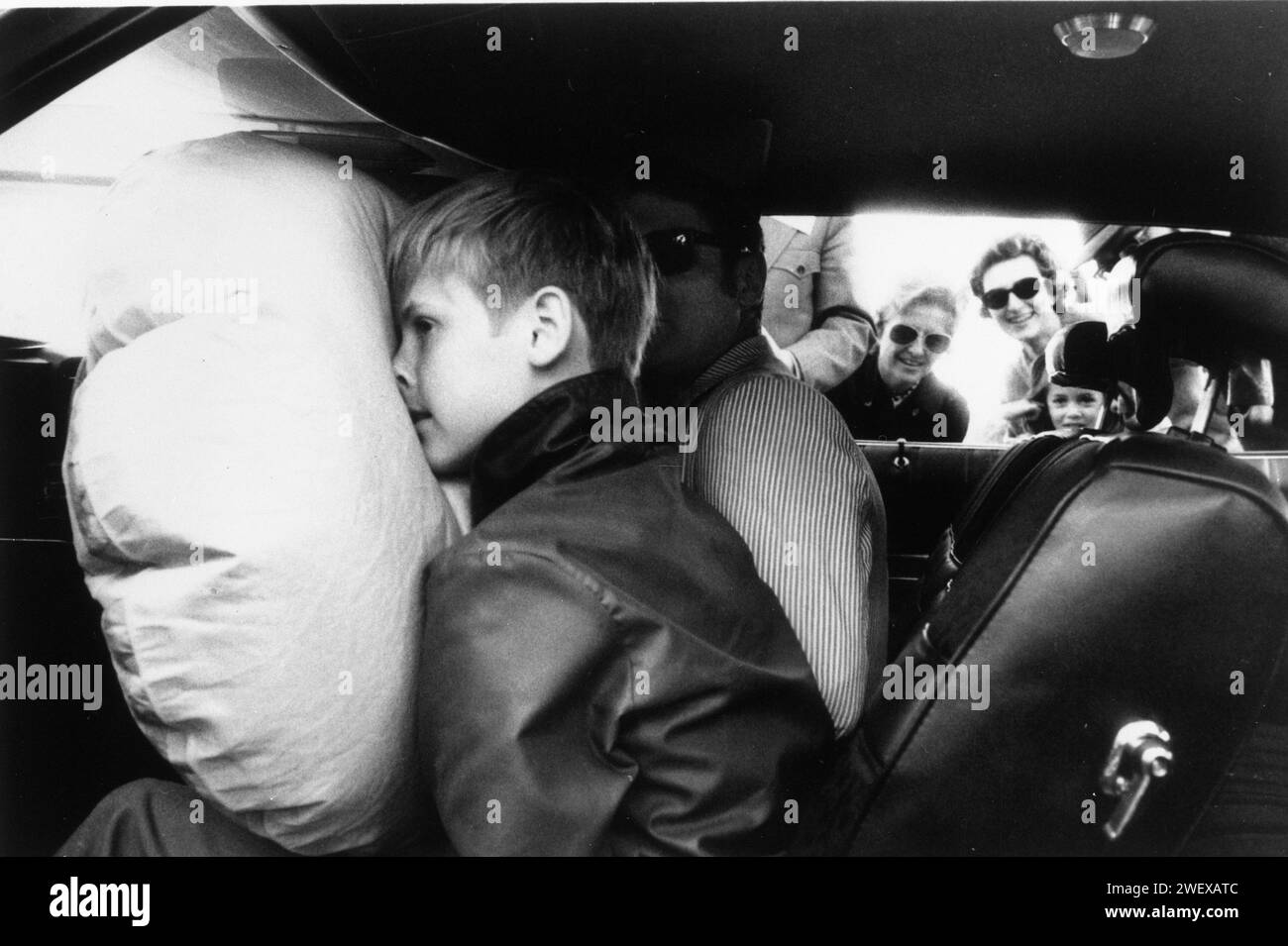 Un sistema di ritenuta di sicurezza con cuscino d'aria per automobili, progettato per gonfiarsi in seicentesimi di secondo dopo una collisione, è stato dimostrato ai visitatori della US International Transportation Exposition, nota anche come Transpo '72, una fiera sponsorizzata dal Dipartimento dei trasporti degli Stati Uniti, Washington, DC, 06/01/1972. (Foto di United States Information Agency) Foto Stock