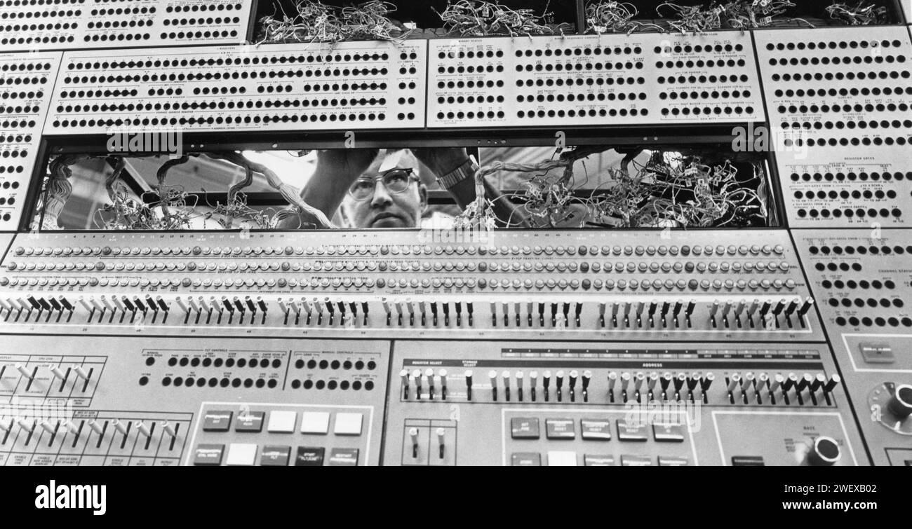 Un tecnico di fabbrica testa intricati circuiti del pannello di controllo di un computer IBM System 360 prima di lasciare lo stabilimento dell'azienda, Kingston, NY, 1/24/1969. (Foto di IBM/United States Information Agency) Foto Stock