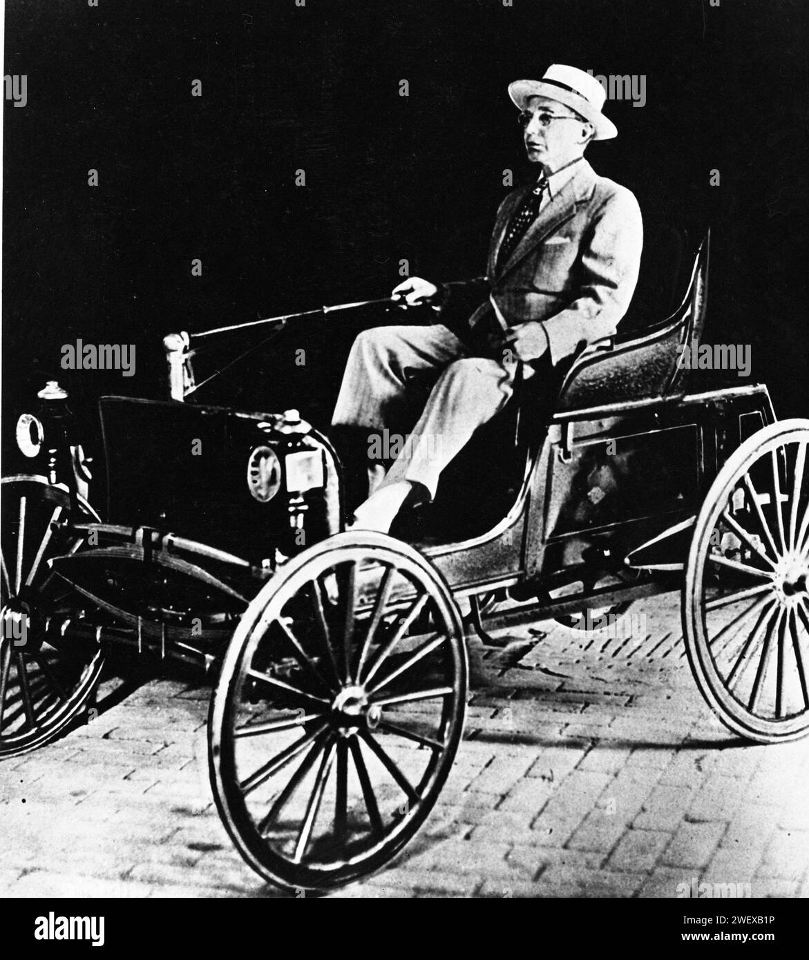 Inventore Charles Duryea (1861-1938), co-fondatore con suo fratello Frank della Duryea Motor Wagon Company, presso il timone della sua auto, Newport, RI, foto non datata. Foto di National Archives & Records Administration Foto Stock