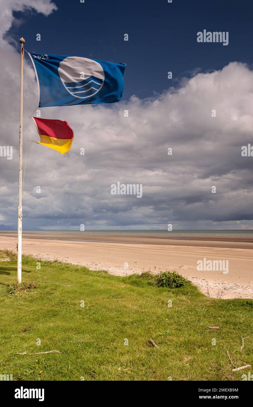 Bandiere sulla spiaggia di Lurganboy, contea di Louth, Irlanda Foto Stock