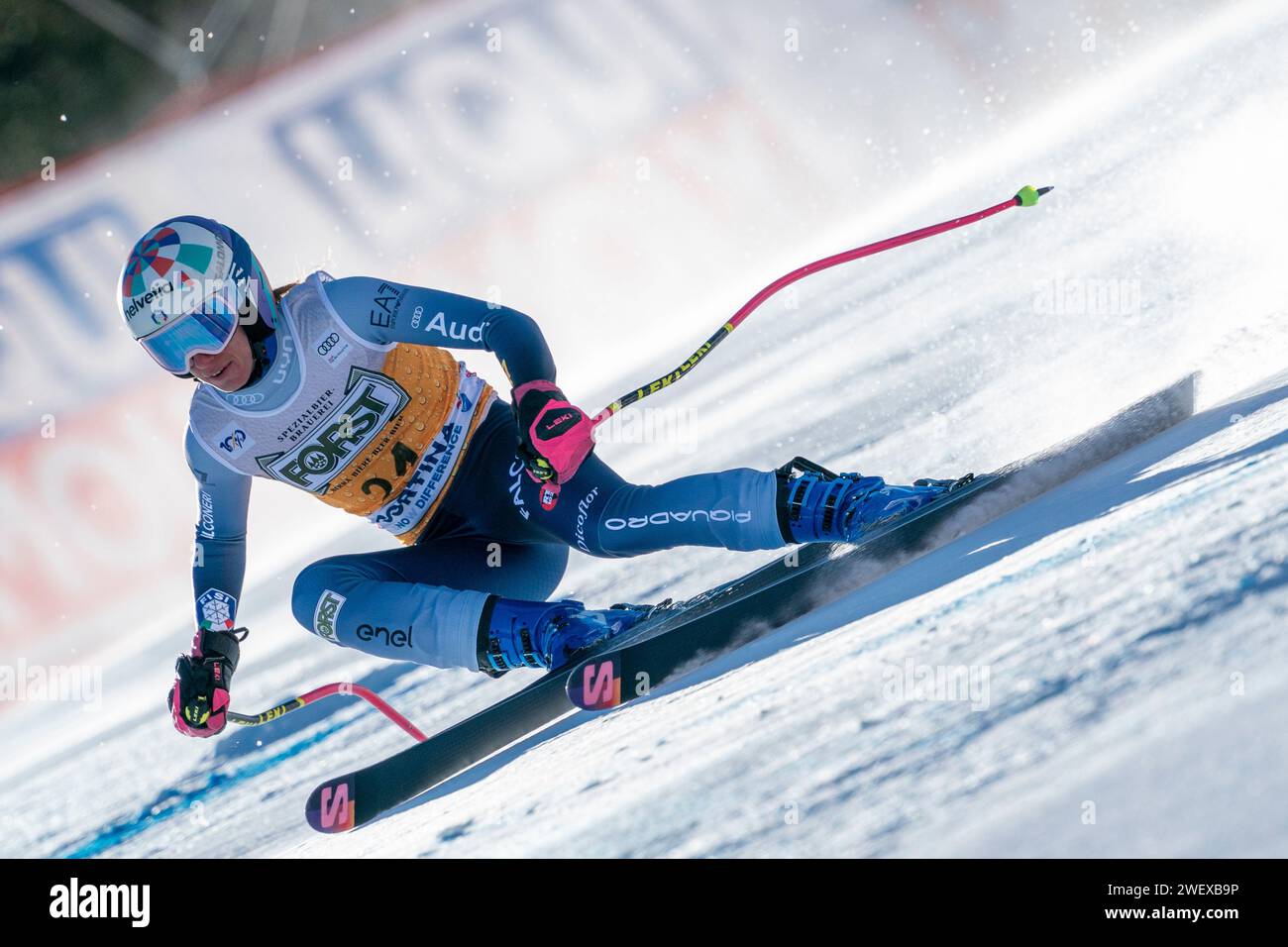 Cortina d’Ampezzo, Italia 27 gennaio 2024. BASSINO Marta (Ita) gareggia nella Audi Fis Alpine Skiing World Cup Women's Downhill Race sul tracciato Olympia nella catena dolomitica. Crediti: MAURO DALLA POZZA/Alamy Live News Foto Stock