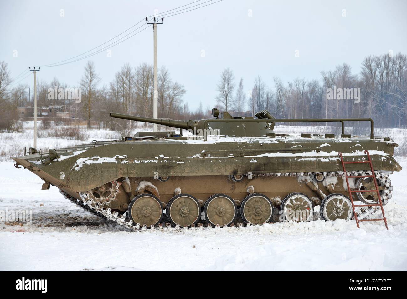 REGIONE DI LENINGRADO, RUSSIA - 5 FEBBRAIO 2023: Veicolo da combattimento di fanteria (BMP-2) in una giornata invernale Foto Stock