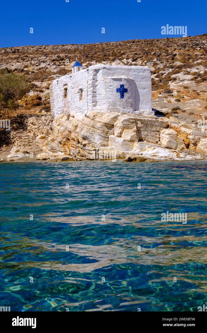Piccola cappella bianca sul mare sull'isola di Tinos, Grecia Foto Stock