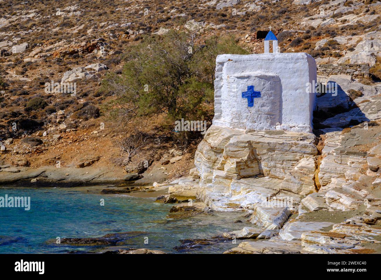 Piccola cappella bianca sul mare sull'isola di Tinos, Grecia Foto Stock