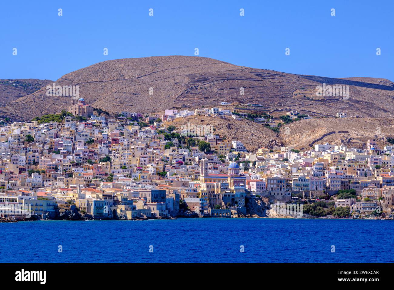 Ermoupoli, GR - 7 agosto 2023: Paesaggio urbano di Ermoupoli dal traghetto Foto Stock