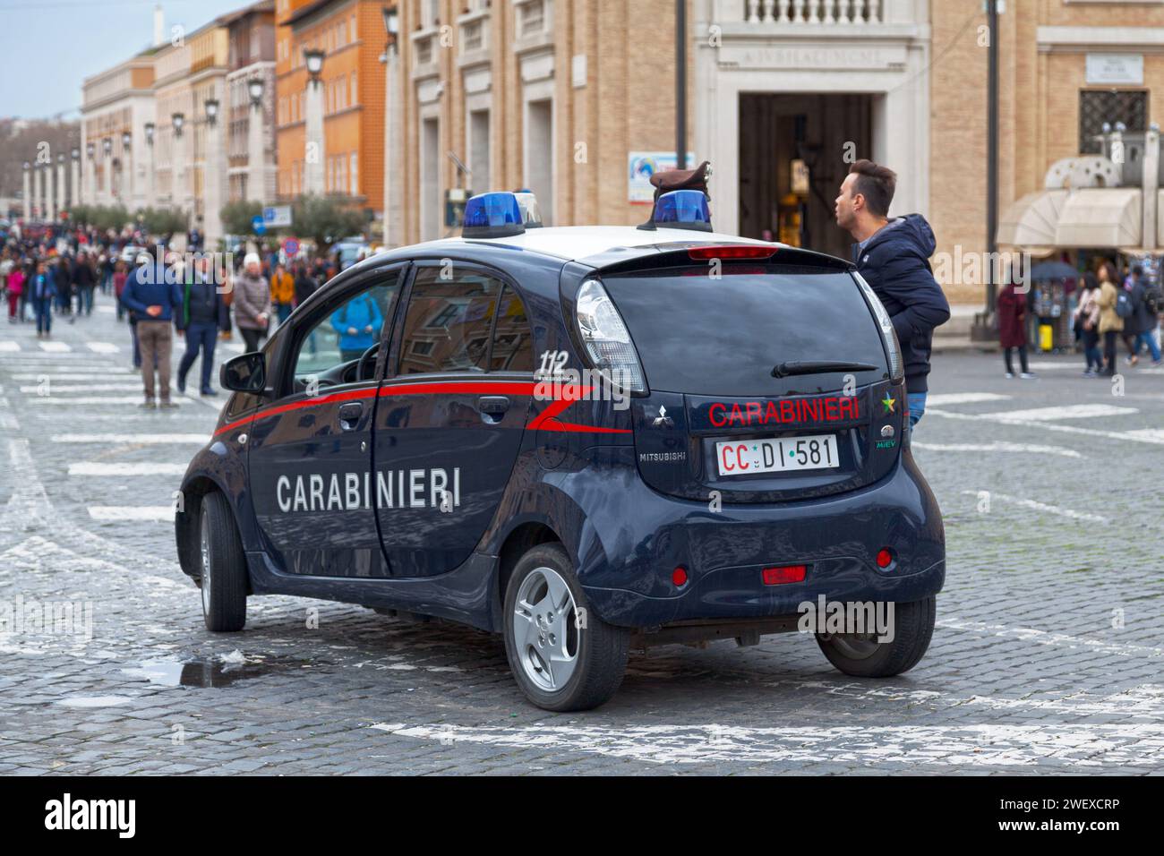 Piazza Papa Pio XII, città del Vaticano, 17 marzo 2018: Un carabinieri in Piazza Papa Pio XII con un carabinieri che parla con un turista. Foto Stock