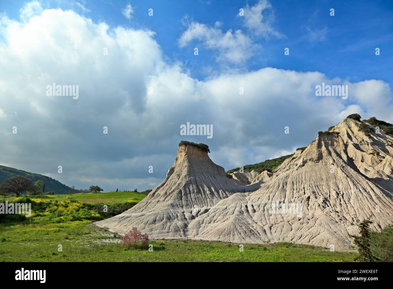 Komolithoi nell'isola di Creta, Grecia. Si tratta di colline separate, composte di argilla morbida che nel tempo è stata erosa in queste meravigliose forme coniche. Foto Stock