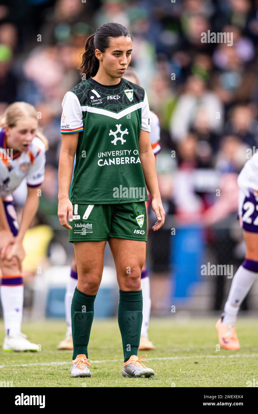 Vesna Milivojevic del Canberra United schiera un calcio di rigore durante la partita femminile A-League 2023/24 contro Perth Glory Foto Stock