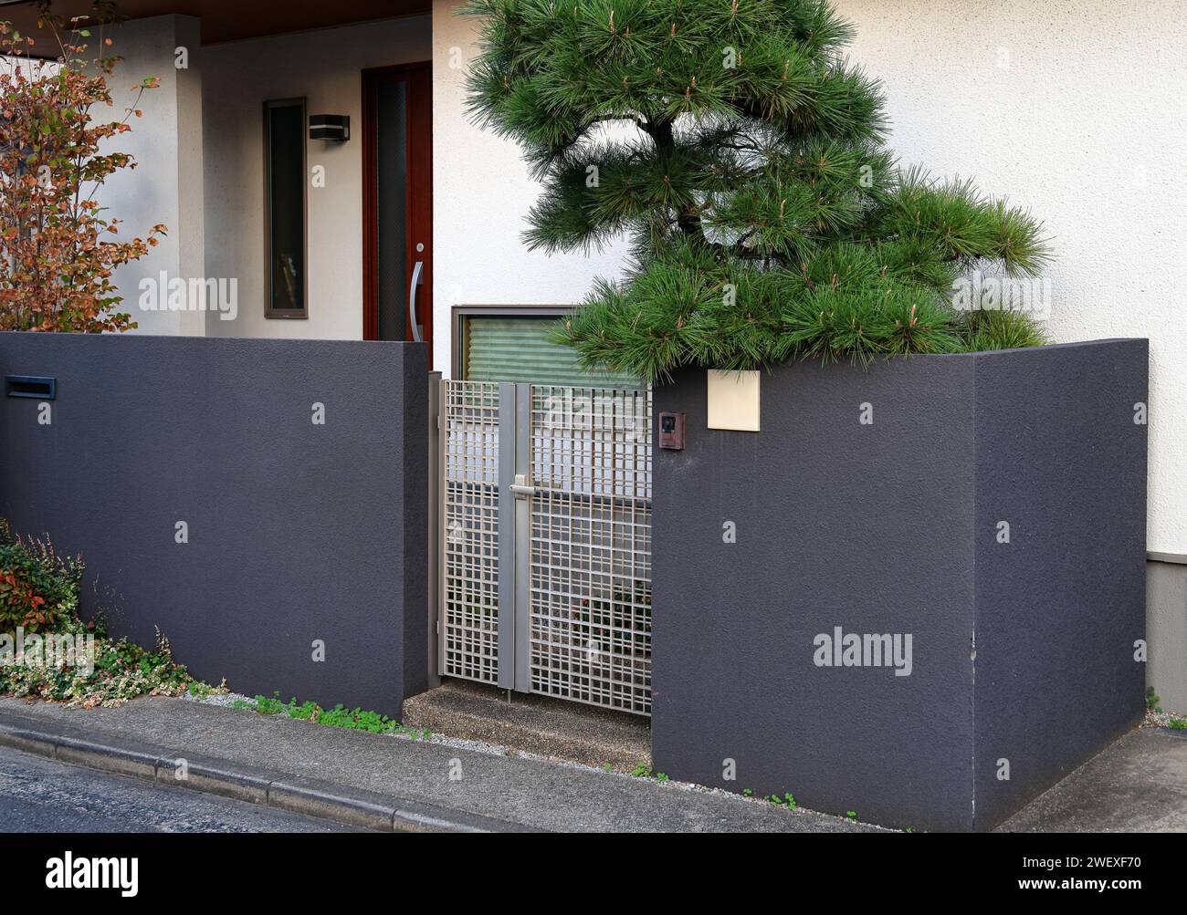 Parete e porta di una casa moderna in stile Giapponese. Foto Stock