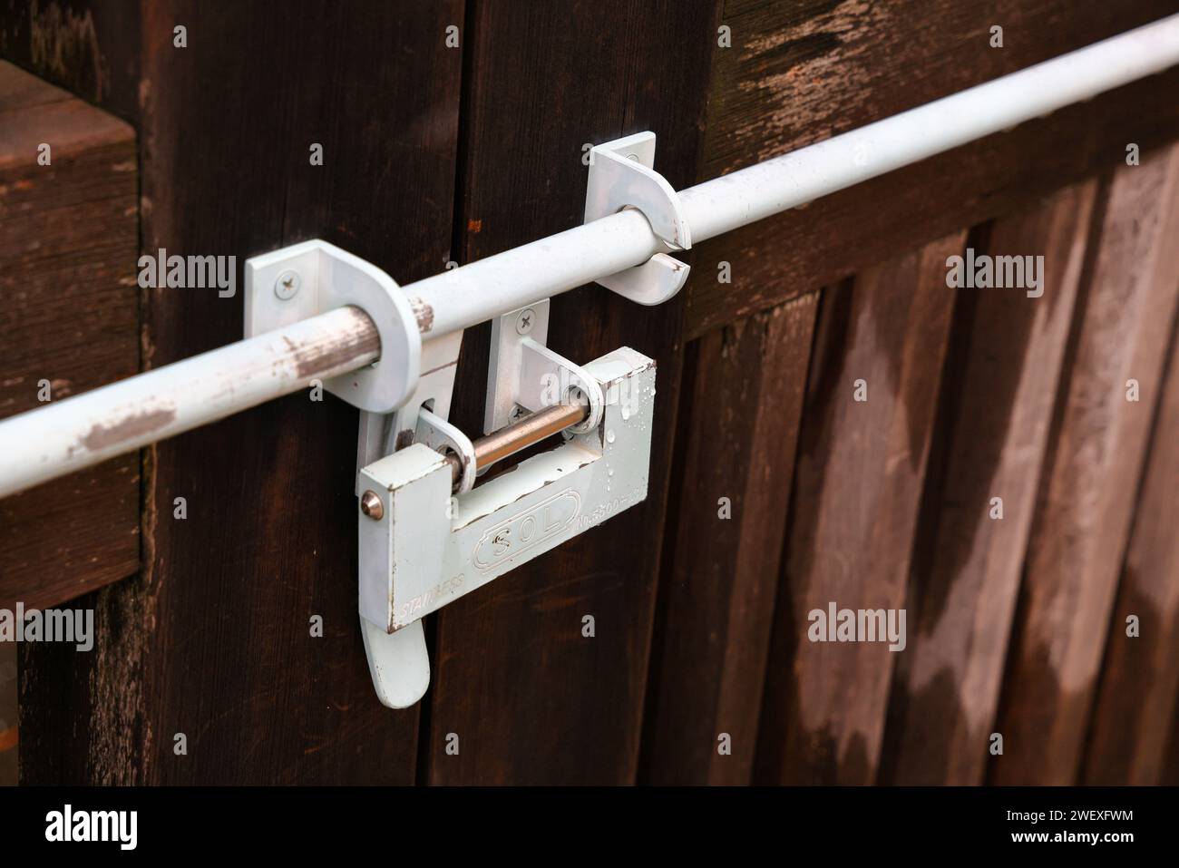 Serratura in vecchio stile giapponese sulla porta. chiudere la porta di legno. Tradizionale serratura giapponese appesa alla porta di legno. Foto Stock