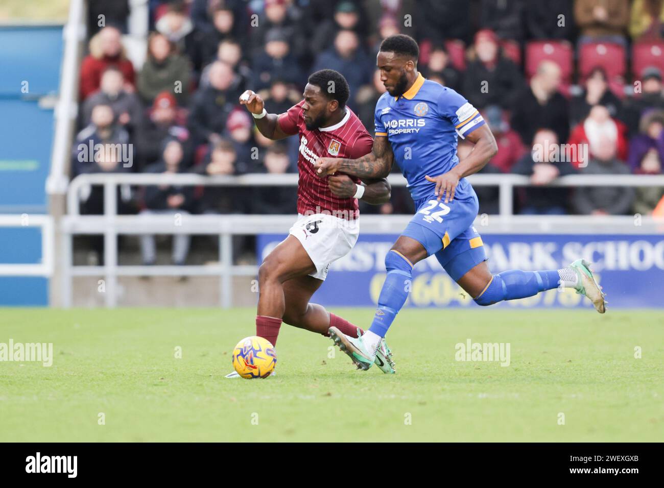 Northampton, Regno Unito. 27 gennaio 2024. Tyreece Simpson di Northampton Town viene sfidato dal capitano di Shrewsbury Town Chey Dunkley durante la prima metà della partita Sky Bet League 1 tra Northampton Town e Shrewsbury Town al PTS Academy Stadium di Northampton sabato 27 gennaio 2024. (Foto: John Cripps | mi News) crediti: MI News & Sport /Alamy Live News Foto Stock