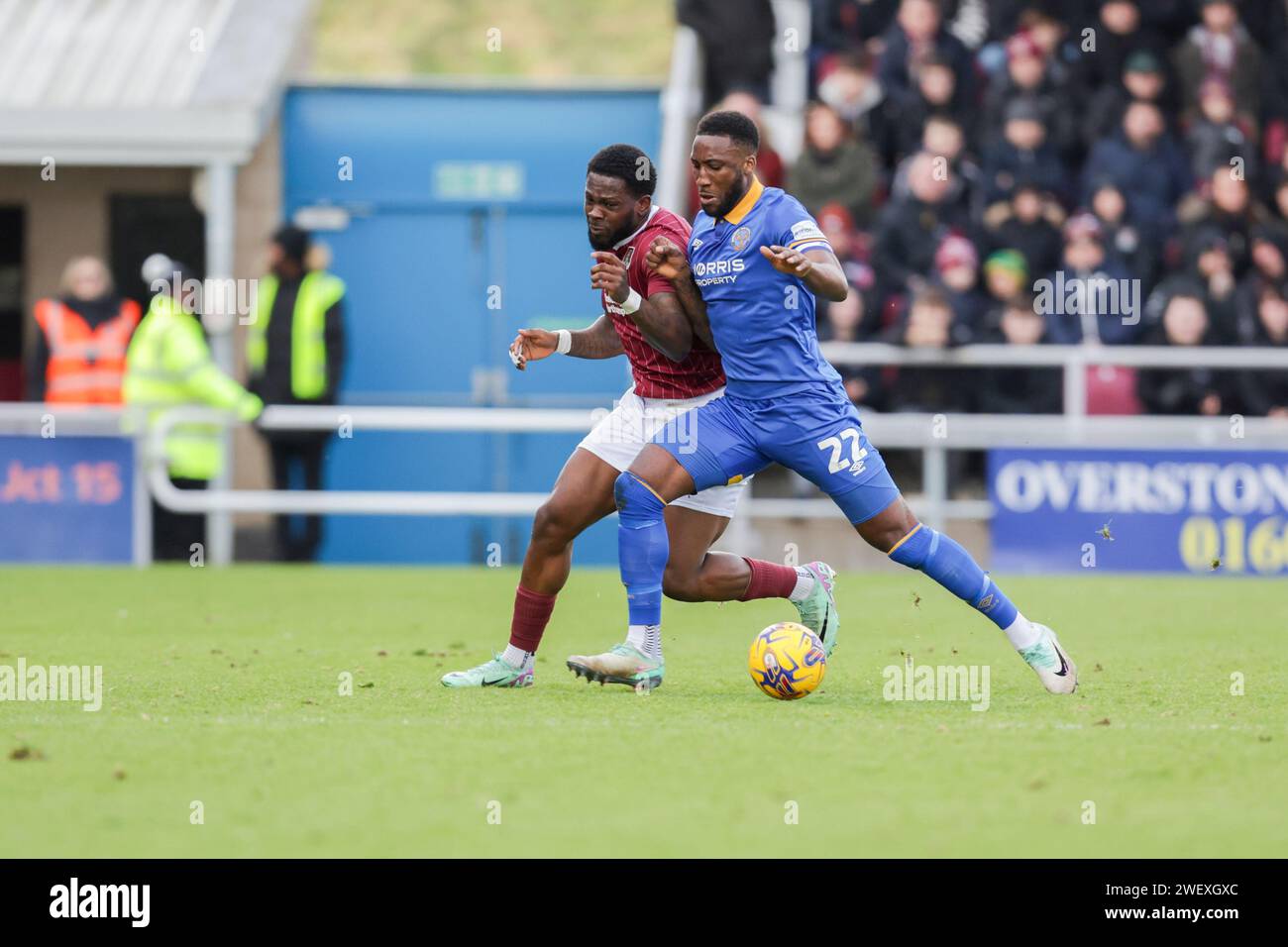 Northampton, Regno Unito. 27 gennaio 2024. Tyreece Simpson di Northampton Town viene sfidato dal capitano di Shrewsbury Town Chey Dunkley durante la prima metà della partita Sky Bet League 1 tra Northampton Town e Shrewsbury Town al PTS Academy Stadium di Northampton sabato 27 gennaio 2024. (Foto: John Cripps | mi News) crediti: MI News & Sport /Alamy Live News Foto Stock