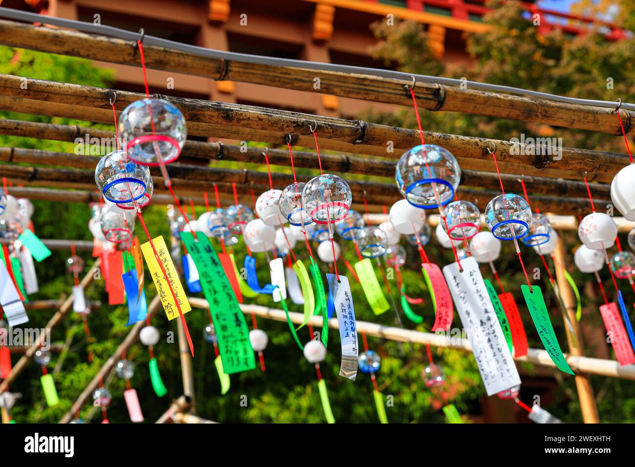 Campanella di vetro di preghiera al santuario Yutoku Inari. Traduzione inglese significa pregare per la felicità, il bene, la vita, sano, la pace, fortuna, amore, famiglia Foto Stock