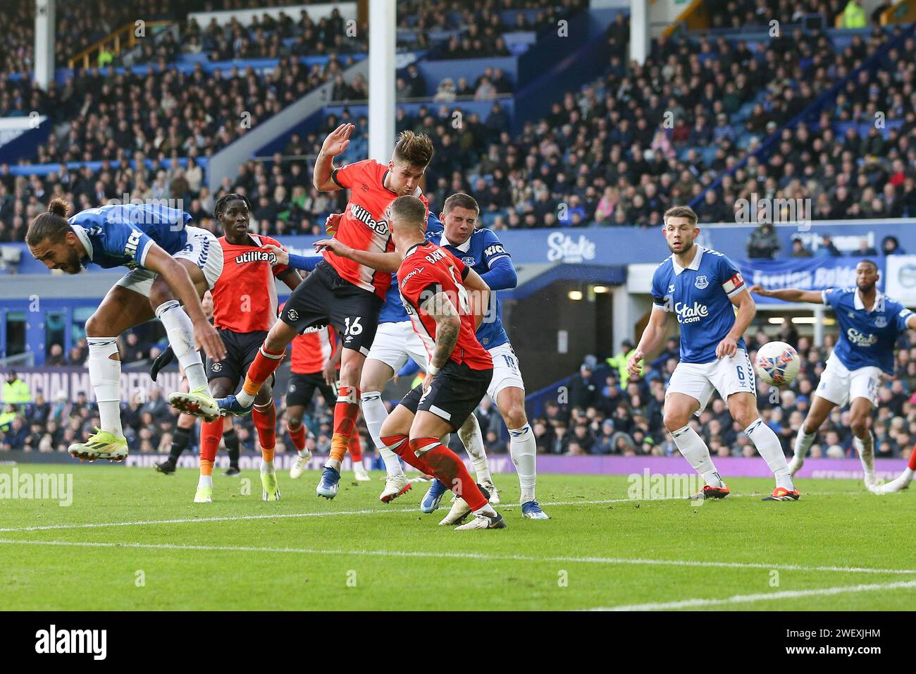 Liverpool, Regno Unito. 27 gennaio 2024. Vitaliy Mykolenko dell'Everton ( c n19) segna un proprio gol per dare al Luton Town il suo primo gol. Emirates fa Cup, 4° round match, Everton contro Luton Town al Goodison Park di Liverpool sabato 27 gennaio 2024. Questa immagine può essere utilizzata solo per scopi editoriali. Solo per uso editoriale, foto di Chris Stading/Andrew Orchard fotografia sportiva/Alamy Live news credito: Andrew Orchard fotografia sportiva/Alamy Live News Foto Stock