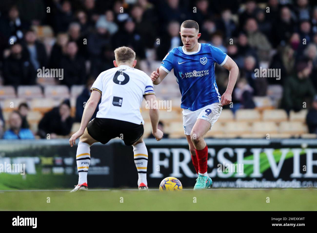 Colby Bishop di Portsmouth corre con la palla mentre è sotto pressione da Nathan Smith di Port vale durante la partita della Sky Bet League One a vale Park, Stoke-on-Trent. Data immagine: Sabato 27 gennaio 2024. Foto Stock