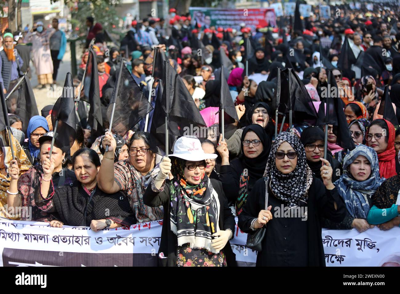 Dhaka, Bangladesh. 27 gennaio 2024. I sostenitori del principale partito nazionalista del Bangladesh (BNP) gridano slogan mentre sventolano bandiere nere durante una protesta a Dacca, Bangladesh, il 27 gennaio 2024. Migliaia di attivisti del BNP e leader del partito si sono Uniti a una manifestazione di massa con bandiere nere per chiedere il rilascio di tutti i loro leader e attivisti, tra cui il presidente del partito Khaleda Zia, il ritiro dei casi e lo scioglimento del parlamento e per protestare contro l'impennata dei prezzi delle materie prime. Foto di Habibur Rahman/ABACAPRESS.COM Credit: Abaca Press/Alamy Live News Foto Stock