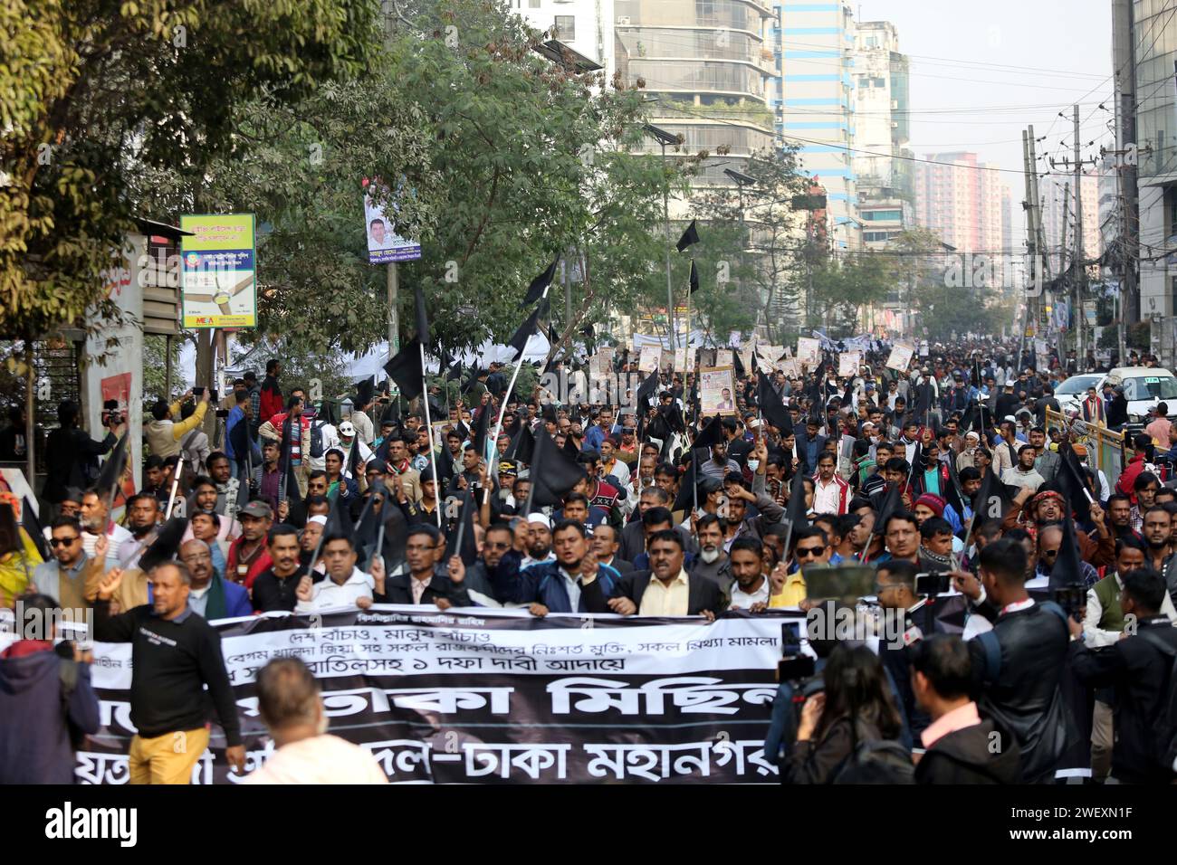 Dhaka, Bangladesh. 27 gennaio 2024. I sostenitori del principale partito nazionalista del Bangladesh (BNP) gridano slogan mentre sventolano bandiere nere durante una protesta a Dacca, Bangladesh, il 27 gennaio 2024. Migliaia di attivisti del BNP e leader del partito si sono Uniti a una manifestazione di massa con bandiere nere per chiedere il rilascio di tutti i loro leader e attivisti, tra cui il presidente del partito Khaleda Zia, il ritiro dei casi e lo scioglimento del parlamento e per protestare contro l'impennata dei prezzi delle materie prime. Foto di Habibur Rahman/ABACAPRESS.COM Credit: Abaca Press/Alamy Live News Foto Stock