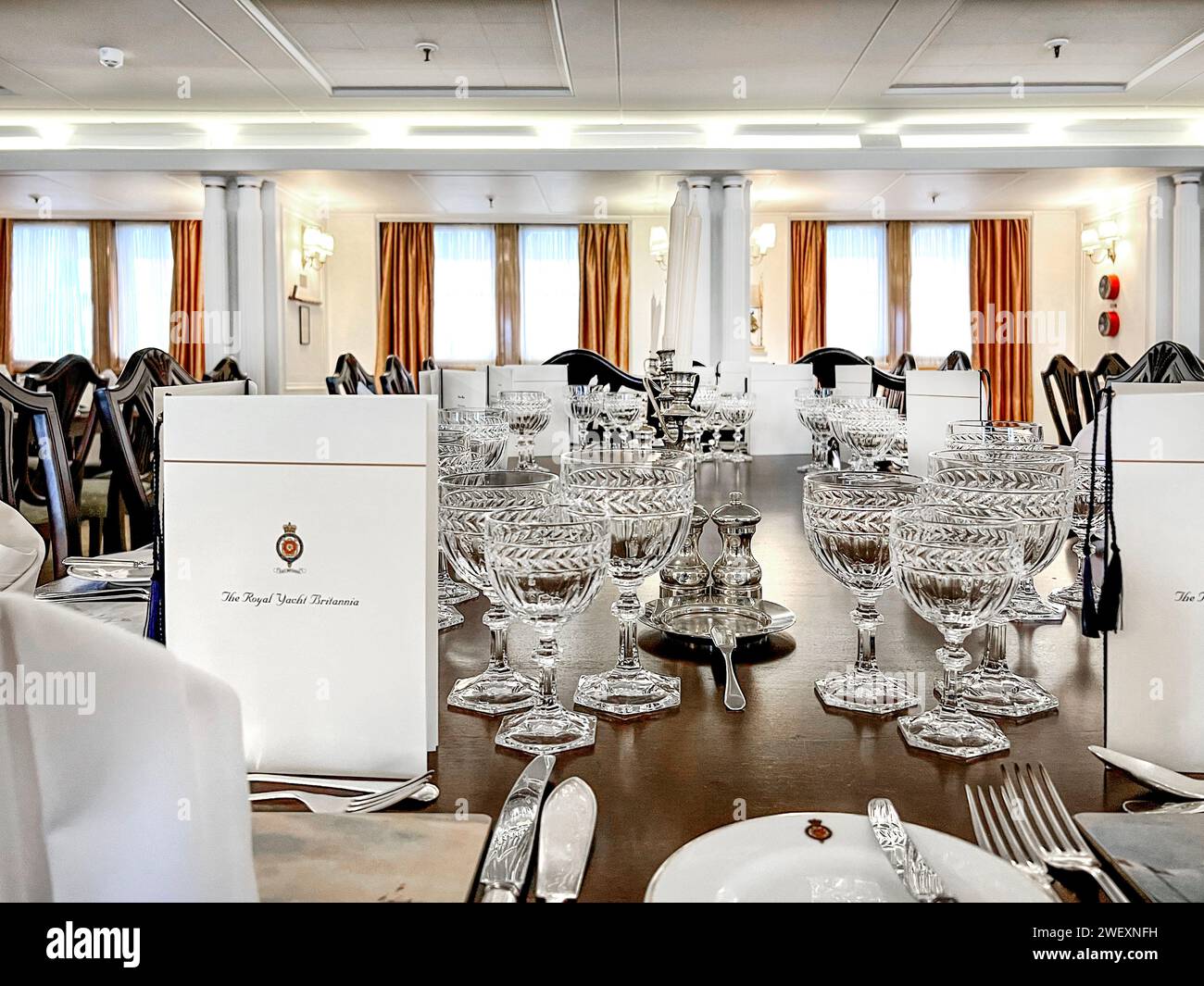 I menu e le impostazioni del tavolo vengono visualizzati nella sala da pranzo statale a bordo dello yacht Britannia di sua Maestà Foto Stock