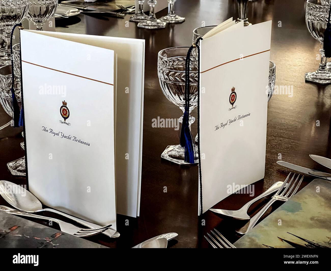 I menu sono esposti nella sala da pranzo statale a bordo dello yacht Britannia di sua Maestà Foto Stock
