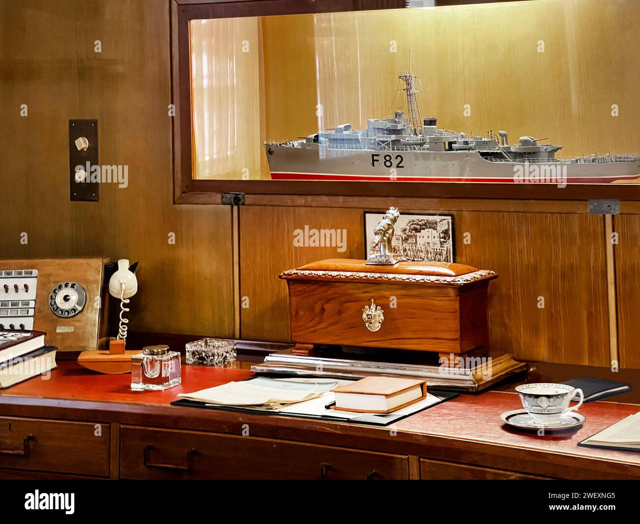 Vista della scrivania e del modello della HMS Magpie nell'ufficio del Duca di Edimburgo Onbard yacht Britannia di sua Maestà Foto Stock