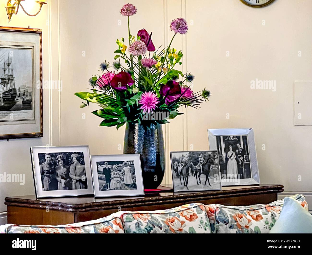 Foto incorniciate mostrate su Un tavolo con bouquet nella sala del teatro dello yacht Britannia di sua Maestà Foto Stock